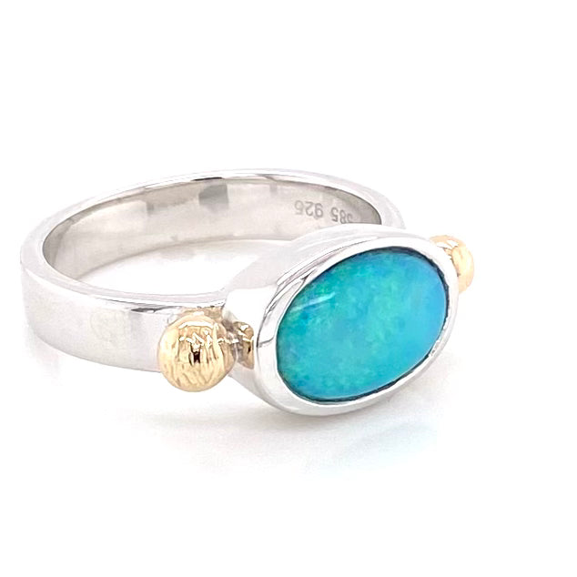 Ægte solid crystal opal fra Australien indfattet i sterling sølv med 14 karat guld detaljer.
