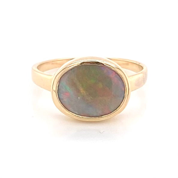 Ring med en ægte solid crystal opal fra Australien indfattet i 14 karat guld.