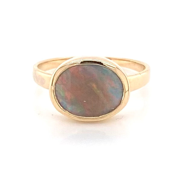 Ring med en ægte solid crystal opal fra Australien indfattet i 14 karat guld.