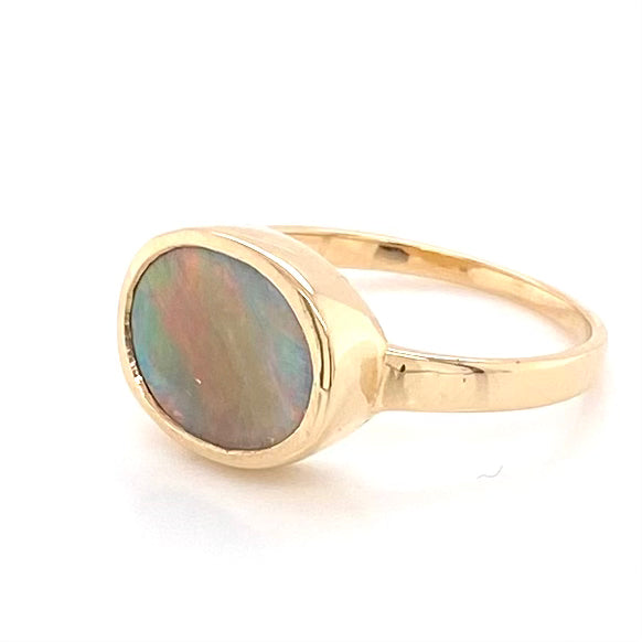 Ring med en ægte solid crystal opal fra Australien indfattet i 14 karat guld.