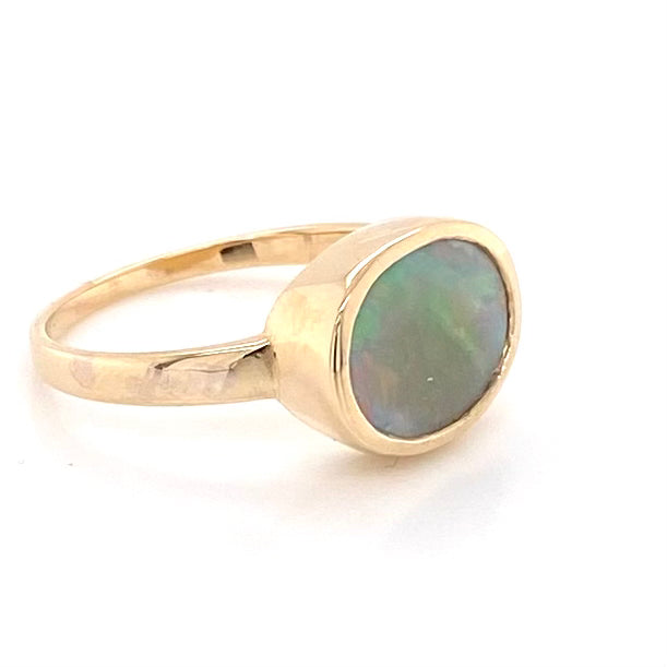 Ring med en ægte solid crystal opal fra Australien indfattet i 14 karat guld.