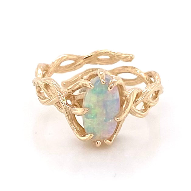 Ring med ægte solid opal fra Australien. Opalen er indfattet i rustikt 14 karat guld. Krogede rustikke grene af 14 karat guld holder opalen på plads. Opalen vejer 1,13 ct.