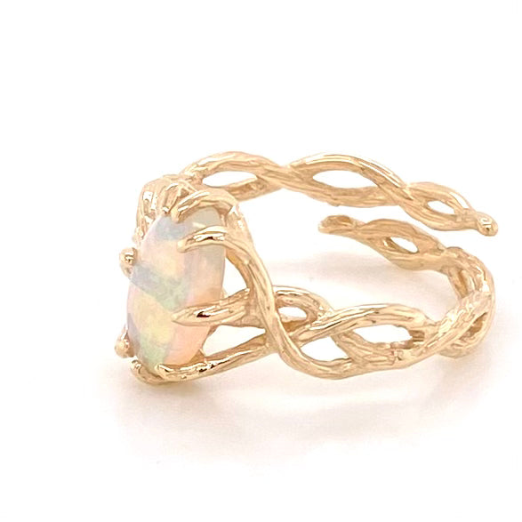 Ring med ægte solid opal fra Australien. Opalen er indfattet i rustikt 14 karat guld. Krogede rustikke grene af 14 karat guld holder opalen på plads. Opalen vejer 1,13 ct.