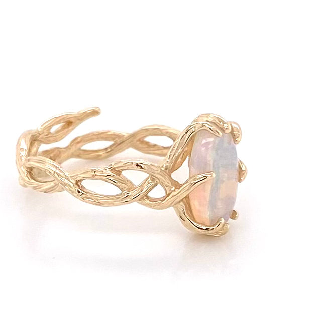 Ring med ægte solid opal fra Australien. Opalen er indfattet i rustikt 14 karat guld. Krogede rustikke grene af 14 karat guld holder opalen på plads. Opalen vejer 1,13 ct.