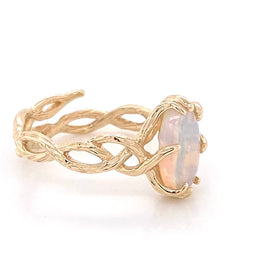 Ring med ægte solid opal fra Australien. Opalen er indfattet i rustikt 14 karat guld. Krogede rustikke grene af 14 karat guld holder opalen på plads. Opalen vejer 1,13 ct.