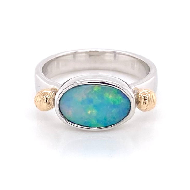 Ægte solid crystal opal fra Australien indfattet i sterling sølv med 14 karat guld detaljer.