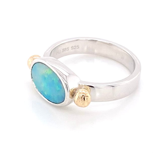 Ægte solid crystal opal fra Australien indfattet i sterling sølv med 14 karat guld detaljer.