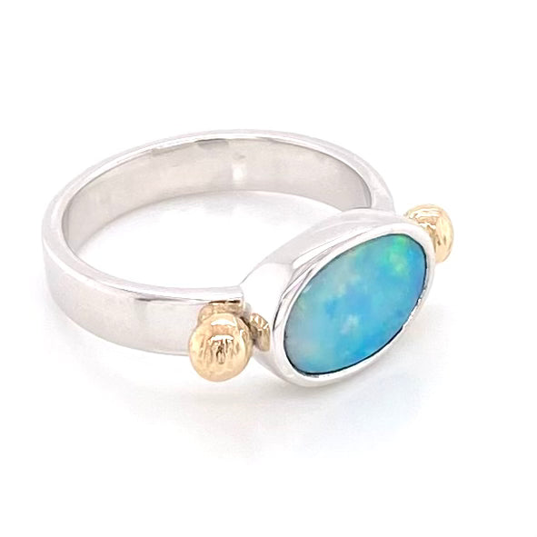 Ægte solid crystal opal fra Australien indfattet i sterling sølv med 14 karat guld detaljer.
