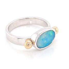 Ægte solid crystal opal fra Australien indfattet i sterling sølv med 14 karat guld detaljer.