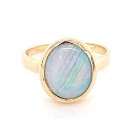 Ring med en ægte solid crystal opal fra Australien indfattet i 14 karat guld.