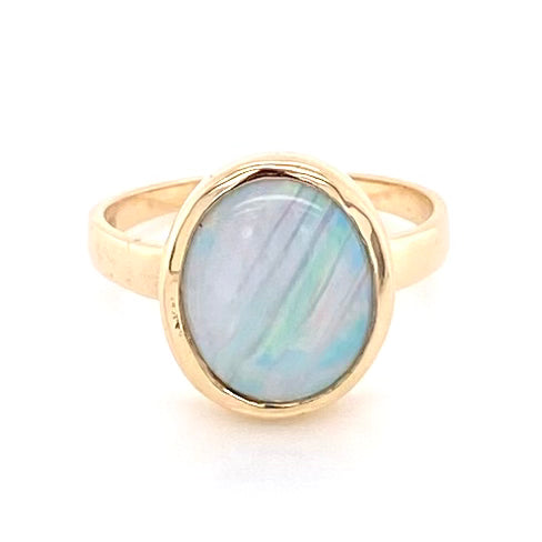 Ring med en ægte solid crystal opal fra Australien indfattet i 14 karat guld.