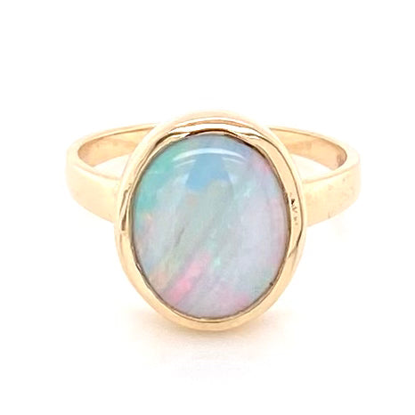 Ring med en ægte solid crystal opal fra Australien indfattet i 14 karat guld.