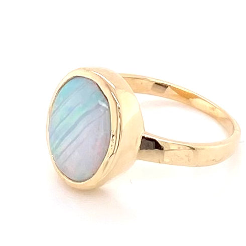 Ring med en ægte solid crystal opal fra Australien indfattet i 14 karat guld.