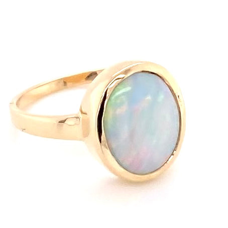Ring med en ægte solid crystal opal fra Australien indfattet i 14 karat guld.