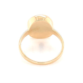 Ring med en ægte solid crystal opal fra Australien indfattet i 14 karat guld.
