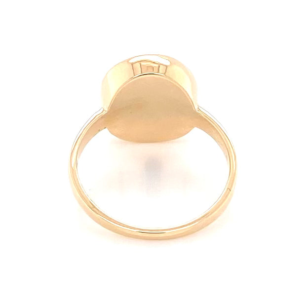 Ring med en ægte solid crystal opal fra Australien indfattet i 14 karat guld.
