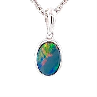 Vedhæng med en ægte doublet opal fra Australien indfattet i sterling sølv.