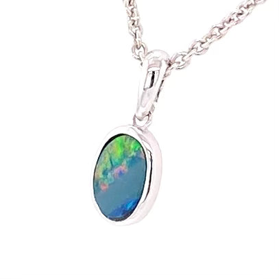 Vedhæng med en ægte doublet opal fra Australien indfattet i sterling sølv.
