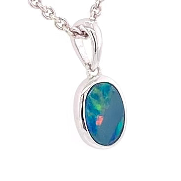 Vedhæng med en ægte doublet opal fra Australien indfattet i sterling sølv.