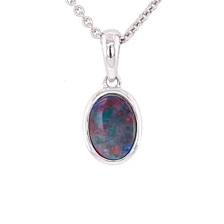 Vedhæng med en ægte doublet opal fra Australien indfattet i sterling sølv.