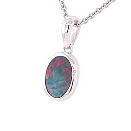 Vedhæng med en ægte doublet opal fra Australien indfattet i sterling sølv.