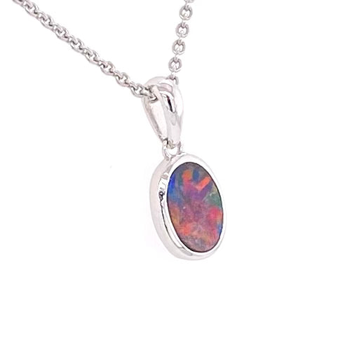 Vedhæng med en ægte doublet opal fra Australien indfattet i sterling sølv.