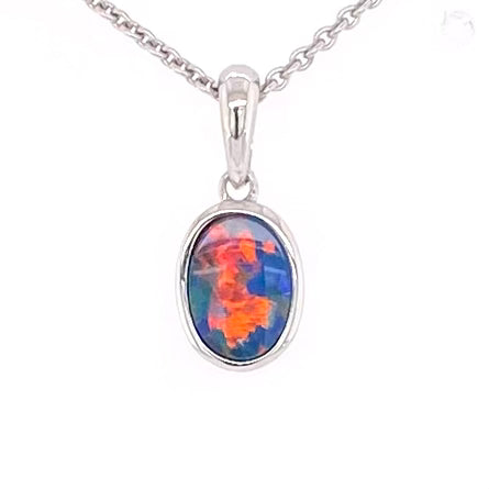 Vedhæng med en ægte doublet opal fra Australien indfattet i sterling sølv.