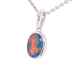 Vedhæng med en ægte doublet opal fra Australien indfattet i sterling sølv.