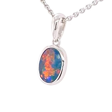 Vedhæng med en ægte doublet opal fra Australien indfattet i sterling sølv.