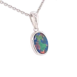 Vedhæng med en ægte doublet opal fra Australien indfattet i sterling sølv.