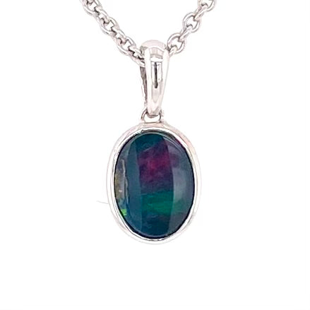 Vedhæng med en ægte doublet opal fra Australien indfattet i sterling sølv.