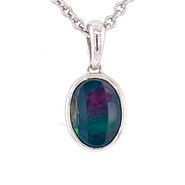 Vedhæng med en ægte doublet opal fra Australien indfattet i sterling sølv.