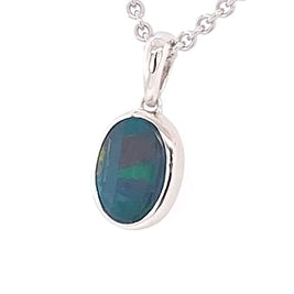 Vedhæng med en ægte doublet opal fra Australien indfattet i sterling sølv.