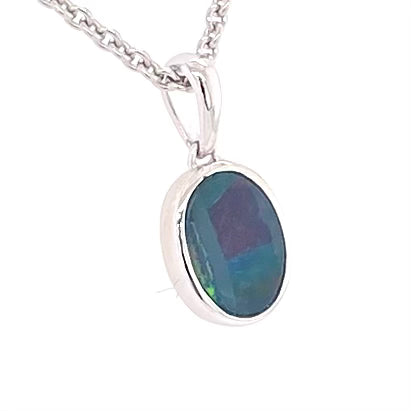 Vedhæng med en ægte doublet opal fra Australien indfattet i sterling sølv.