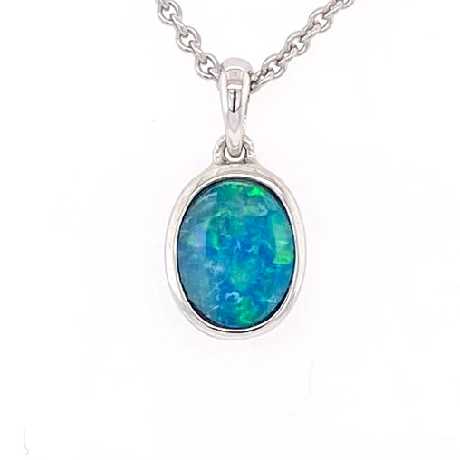 Vedhæng med en ægte doublet opal fra Australien indfattet i sterling sølv.