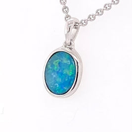 Vedhæng med en ægte doublet opal fra Australien indfattet i sterling sølv.