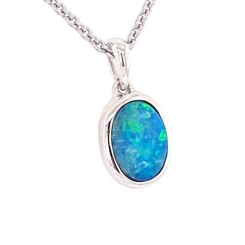 Vedhæng med en ægte doublet opal fra Australien indfattet i sterling sølv.