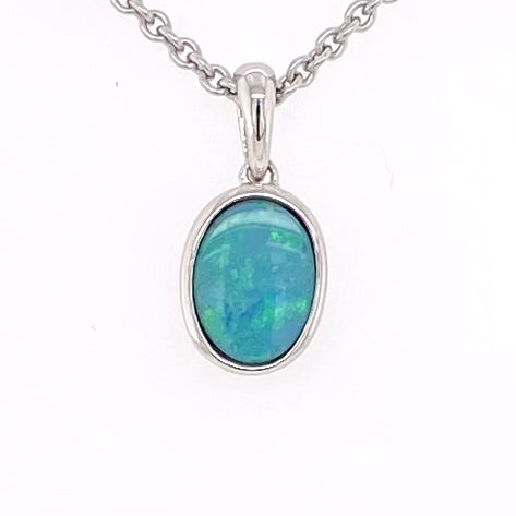 Vedhæng med en ægte doublet opal fra Australien indfattet i sterling sølv.