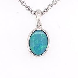 Vedhæng med en ægte doublet opal fra Australien indfattet i sterling sølv.