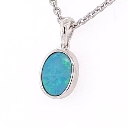Vedhæng med en ægte doublet opal fra Australien indfattet i sterling sølv.