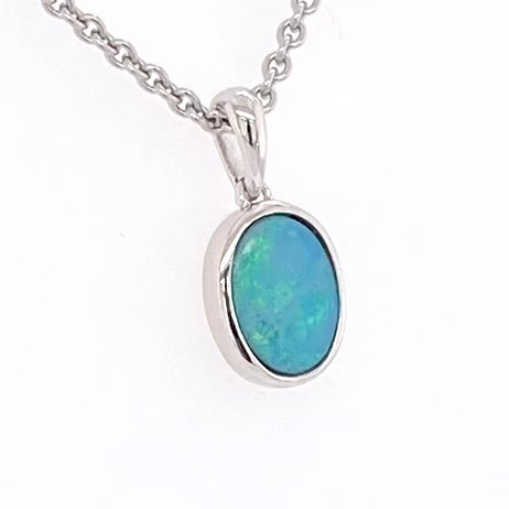 Vedhæng med en ægte doublet opal fra Australien indfattet i sterling sølv.