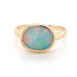 Ring med en ægte solid crystal opal fra Australien indfattet i 14 karat guld.