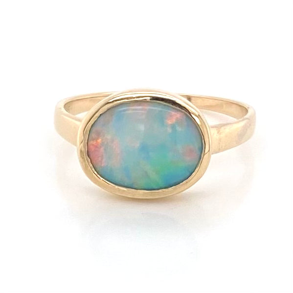 Ring med en ægte solid crystal opal fra Australien indfattet i 14 karat guld.