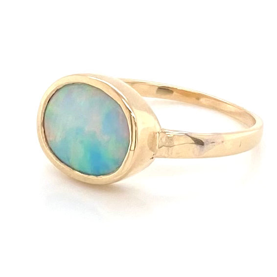 Ring med en ægte solid crystal opal fra Australien indfattet i 14 karat guld.