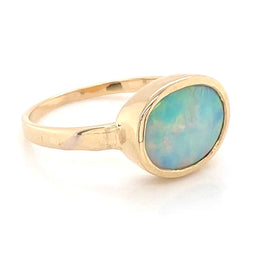 Ring med en ægte solid crystal opal fra Australien indfattet i 14 karat guld.