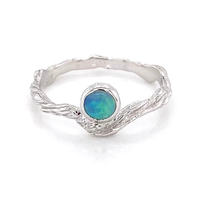 Ægte solid crystal opal fra Australien indfattet i rustikt sterling sølv.