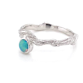 Ægte solid crystal opal fra Australien indfattet i rustikt sterling sølv.