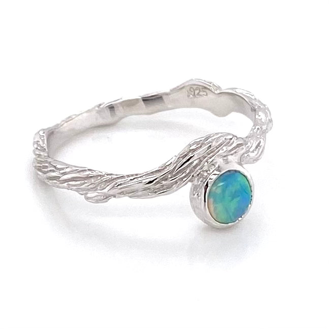 Ægte solid crystal opal fra Australien indfattet i rustikt sterling sølv.