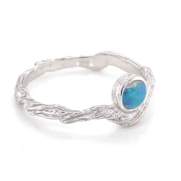 Ægte solid crystal opal fra Australien indfattet i rustikt sterling sølv.