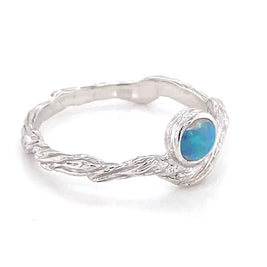 Ægte solid crystal opal fra Australien indfattet i rustikt sterling sølv.